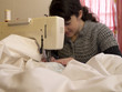 Jeune fille à la machine à coudre