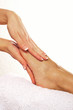 sanfte Massage des Fußes auf weißem Handtuch