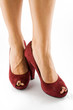 piedi di donna con scarpe rosse