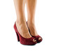 piedi di donna con scarpe rosse