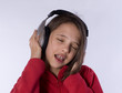 jeune adolescente écoutant de la musique