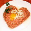 Hackfleisch mit Ei und Zwiebeln