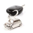 Porte clé en forme de voiture accroché à des clés de voiture