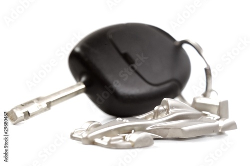 Photo : Porte clé en forme de voiture accroché à des clés de voiture Porte clé en forme de voiture accroché à des clés de voiture