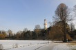 Schlosspark mit weißem Turm und Schloss