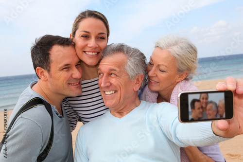 Foto: Family taking picture at the beach Family taking picture at the beach