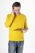 Mann telefonierend mit Klemmbrett in der Hand