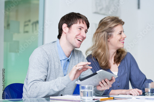 Photo : Man and woman having a business meeting Man and woman having a business meeting