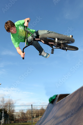 Foto: BMX-Fahrer in der Halfpipe BMX-Fahrer in der Halfpipe
