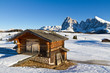 Scheune auf der Seisser Alm, Langkofel im Hintergrund, Italien