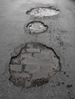 Schlagloecher im Asphalt
