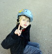 enfant blond et casque de vélo enfant blond et casque de vélo