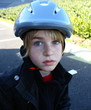 enfant blond et casque de vélo enfant blond et casque de vélo