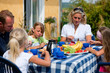 Photo: Familie beim Kaffee trinken im Garten Familie beim Kaffee trinken im Garten
