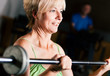 Foto: Senior Woman with barbell in gym Senior Woman with barbell in gym
