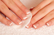 Nagelreinigung mit Wattepad