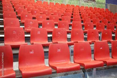 Foto: Zuschauertribüne aus roten Plastikstühlen Zuschauertribüne aus roten Plastikstühlen