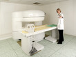 Foto: Young MD in MRI Scanner room Young MD in MRI Scanner room