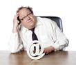 businessman cherchant une solution web