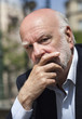 homme âgé soucieux