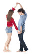 couple de jeunes gens dansant jouant