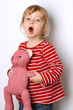 Kleines Kind spielt mit ihrem Teddy