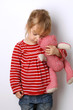 Trauriges Kind kuschelt mit Teddy