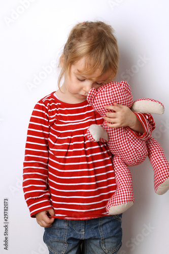 Foto: Trauriges Kind kuschelt mit Teddy Trauriges Kind kuschelt mit Teddy