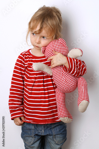 Photo: Trauriges Kind kuschelt mit Teddy Trauriges Kind kuschelt mit Teddy