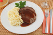 Rheinischer Sauerbraten mit Nudeln und Apfelmus
