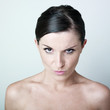 jeune femme nue au regard noir