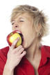 jeune femme croquant une pomme rouge
