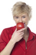 beau visage de jeune femme avec pomme rouge