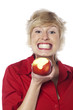 belles dents blanches en croquant une pomme