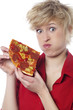 jeune femme s'étouffant avec une pizza grasse