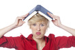 jeune femme grimaçante sous un livre