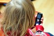 Kleinkind mit Telefon