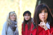 ragazza invita a fare silenzio ragazza invita a fare silenzio