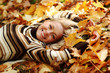 woman portret in autumn leaf