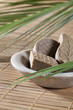 savon naturel sur fond de bambou palmier savon naturel sur fond de bambou palmier