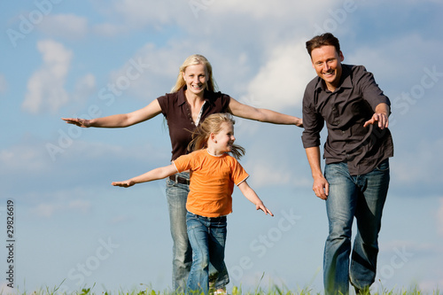 Foto: Family playing at a walk Family playing at a walk