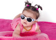 bébé de 6 mois et lunettes de soleil