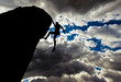 Foto: Climber clinging to a cliff. Climber clinging to a cliff.