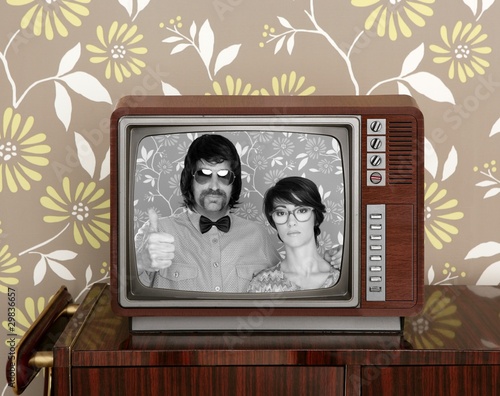 Foto: wood old tv nerd silly couple retro man woman wood old tv nerd silly couple retro man woman