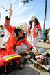 Foto: Sanitäter versorgen verletzte Person Sanitäter versorgen verletzte Person