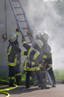 Foto: Feuerwehr legt leiter an brennendes Gebäude Feuerwehr legt leiter an brennendes Gebäude