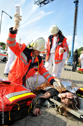 Foto: Sanitäter versorgen verletzte Person Sanitäter versorgen verletzte Person