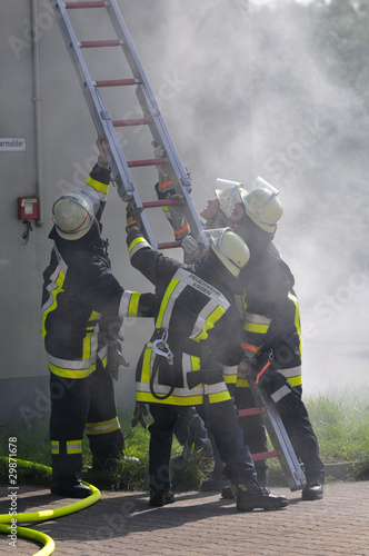 Foto: Feuerwehr legt leiter an brennendes Gebäude Feuerwehr legt leiter an brennendes Gebäude