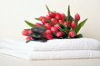 Handtücher mit Tulpen und schwarzen Steinen
