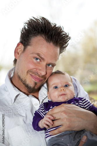Foto: stolzer Vater mit Tochter stolzer Vater mit Tochter